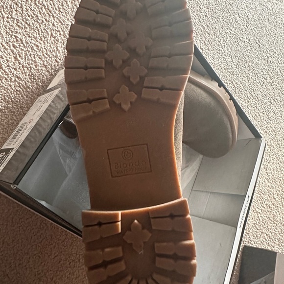 BLONDO Matilda Waterproof Lug Sole
Chelsea Boot - Picture 2 of 9